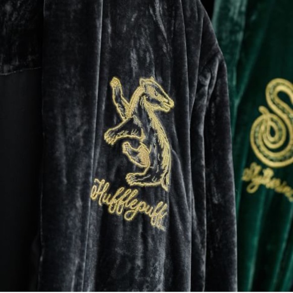 🏰Harry Potter🏰 x Pottery Barn HUFFLEPUFF Teen Velvet Robe - Picture 3 of 16